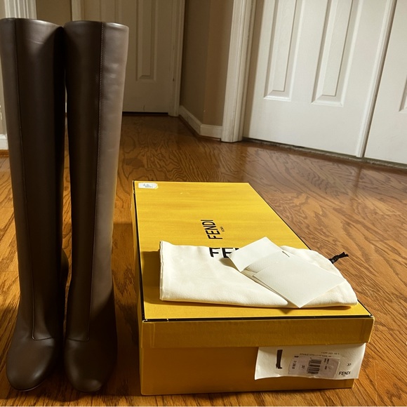 😊SOLD😊 Fendi Maya FF Karligraphy-motif boots in 37 - Picture 9 of 15